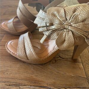 Gold tone sandal. Very cute! Worn twice.